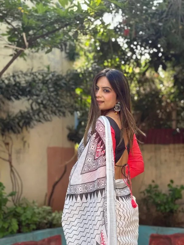 Red_And_Black_Elegant_Pure_Linen_Digital_Printed_Saree_With_Geometric_Pallu_Tassel_Detailing_And_Matching_Blouse_Piece_For_Women