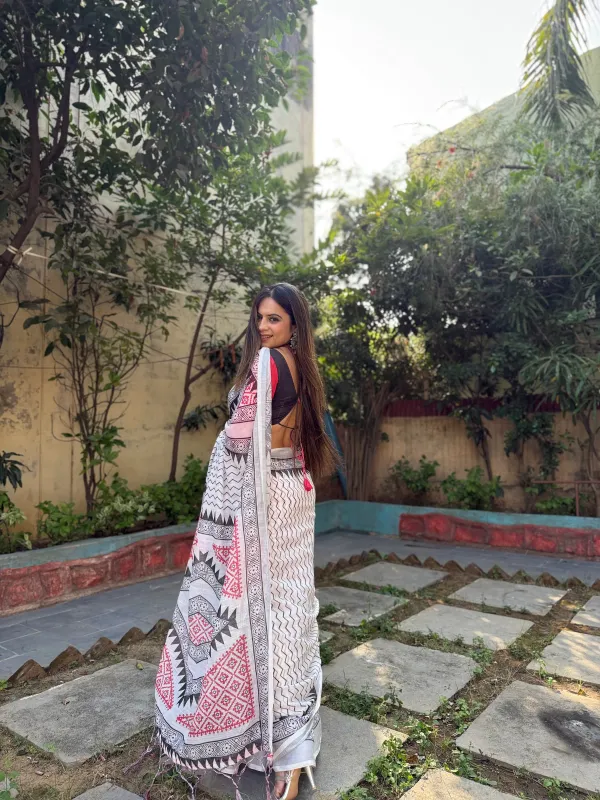 Red_And_Black_Elegant_Pure_Linen_Digital_Printed_Saree_With_Geometric_Pallu_Tassel_Detailing_And_Matching_Blouse_Piece_For_Women