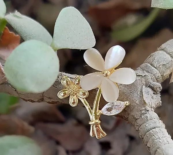 Gold_Plated_White_Flower_Bouquet_Design_Stud_Earrings_For_Women