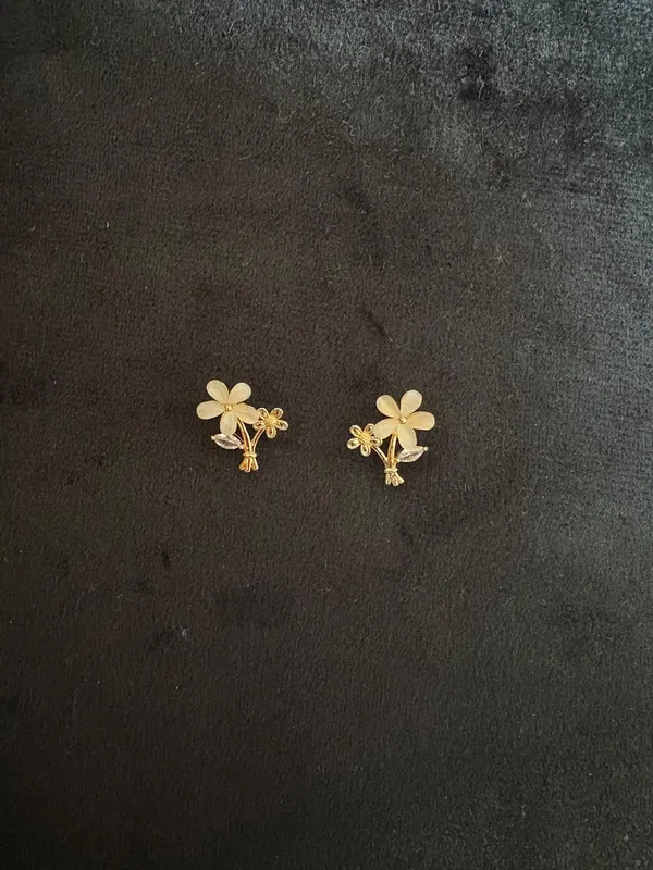 Gold_Plated_White_Flower_Bouquet_Design_Stud_Earrings_For_Women