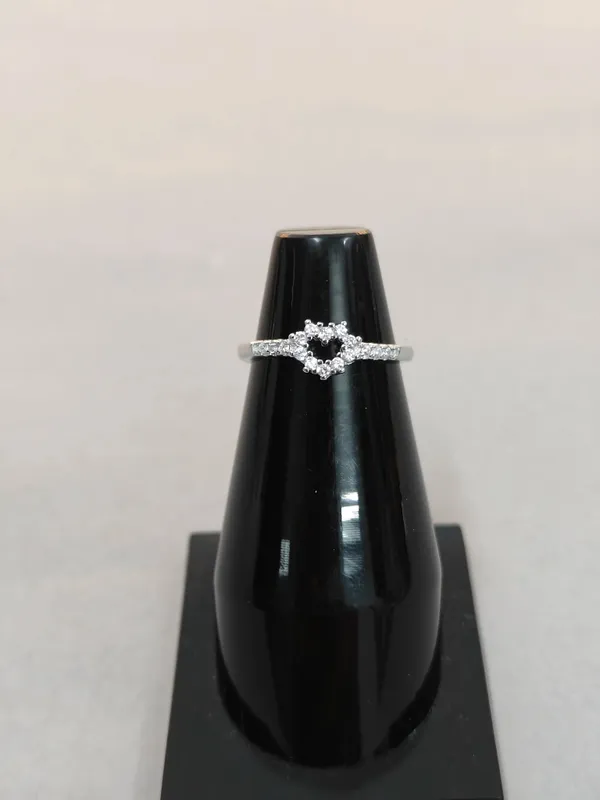 Silver_Classy_Band_With_Stone_For_Female