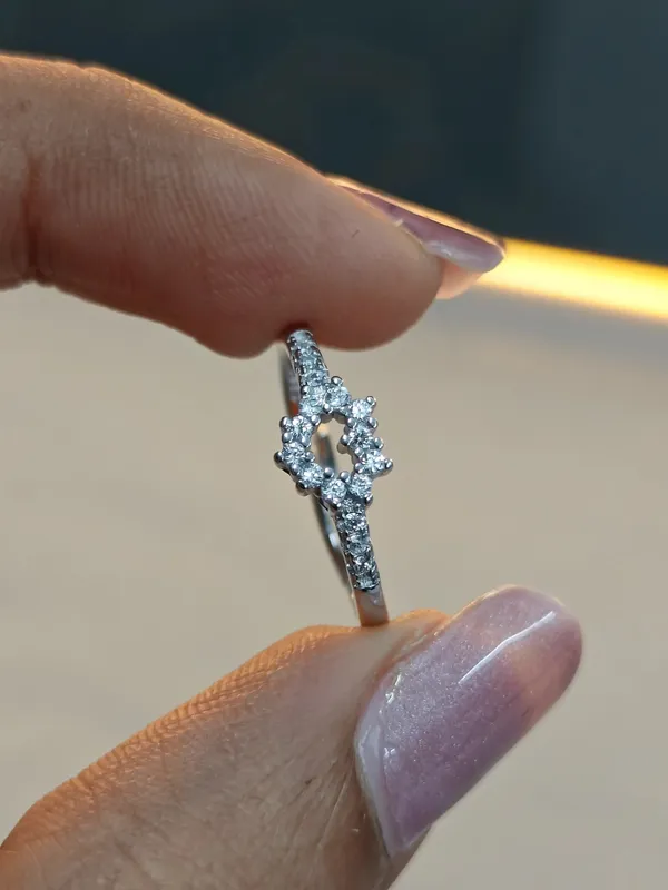 Silver_Classy_Band_With_Stone_For_Female