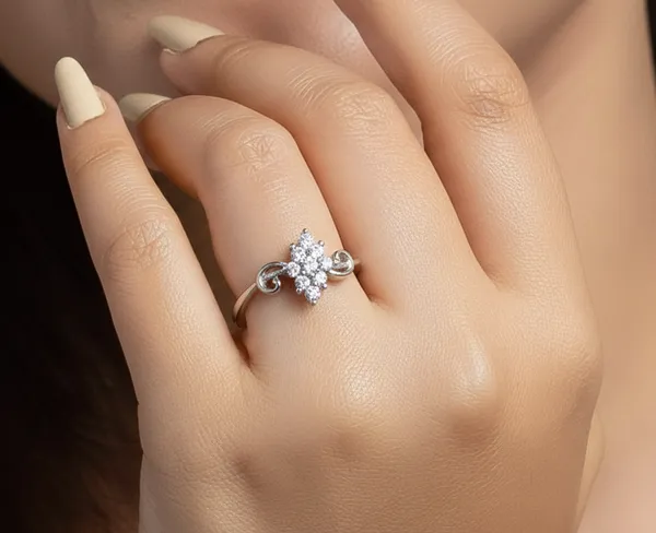 Silver_Fashion_Ring_For_Modern_For_Female