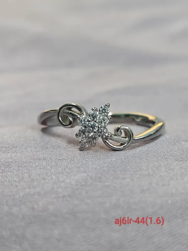 Silver_Fashion_Ring_For_Modern_For_Female