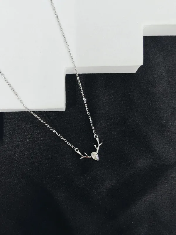 Silver_Minimal_Lightweight_925_Chain_With_Pendant_For_Female