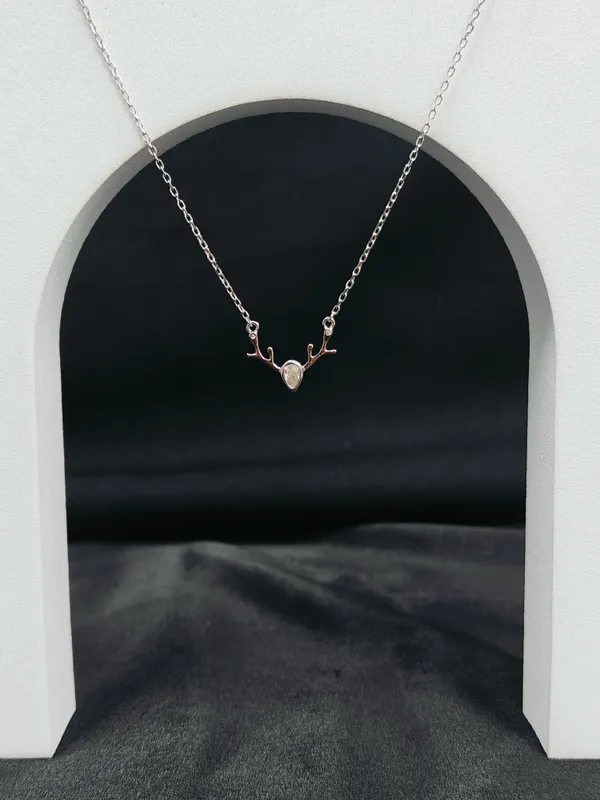 Silver_Minimal_Lightweight_925_Chain_With_Pendant_For_Female