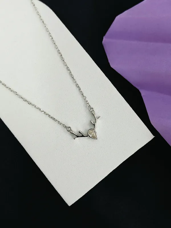 Silver_Minimal_Lightweight_925_Chain_With_Pendant_For_Female