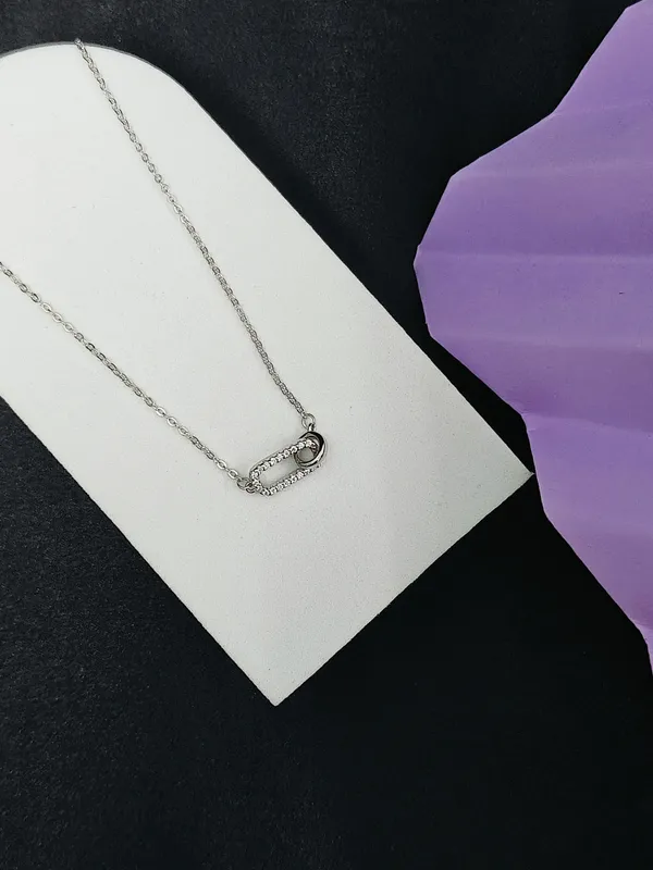 Silver_Minimal_Chain_Pendant_For_Female