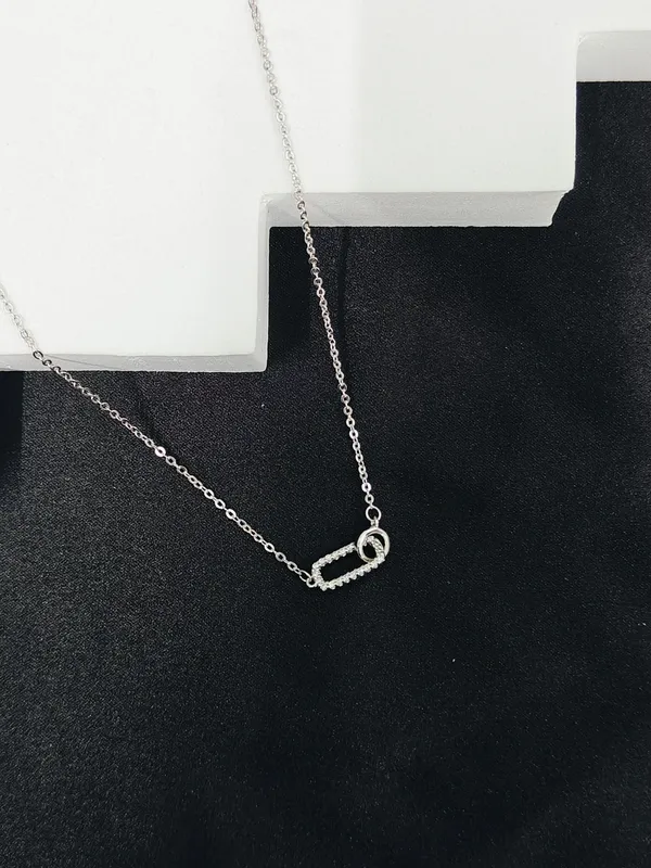 Silver_Minimal_Chain_Pendant_For_Female
