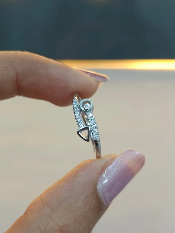Silver_Radiant_Engagement_Ring_For_Female