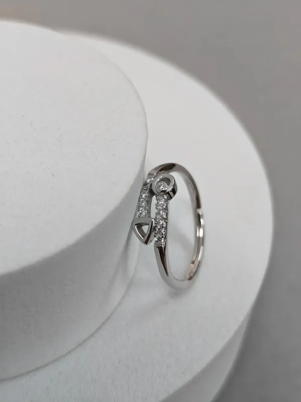 Silver_Radiant_Engagement_Ring_For_Female