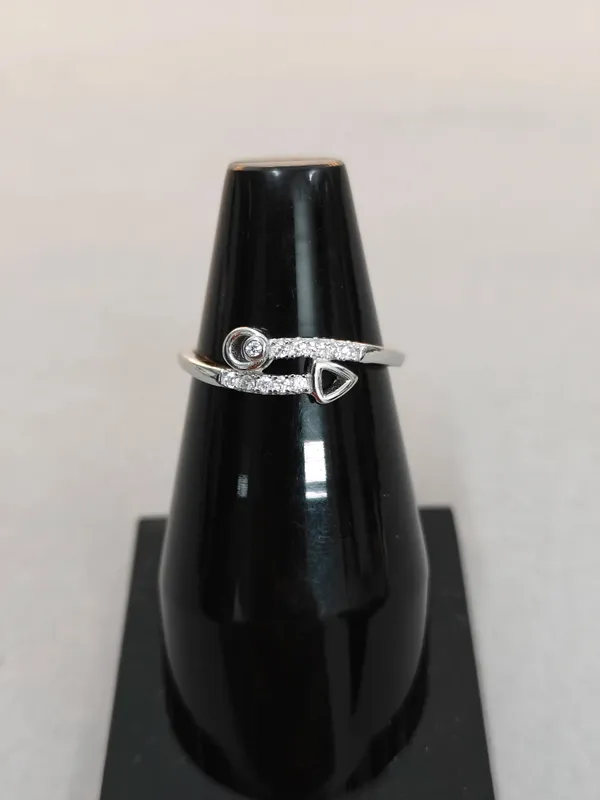 Silver_Radiant_Engagement_Ring_For_Female