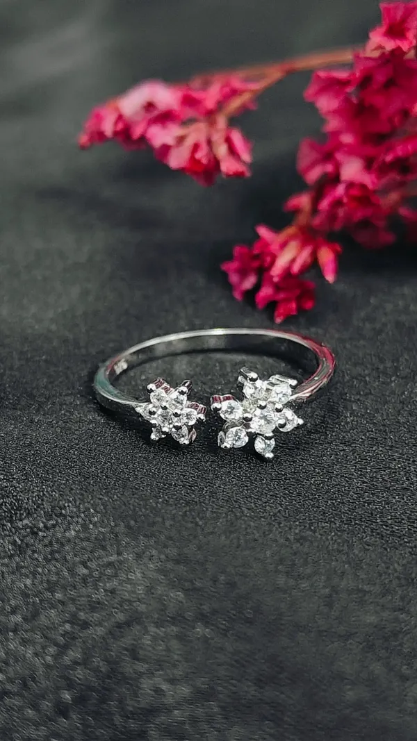 Silver_Round_Stone_Ring_For_Female
