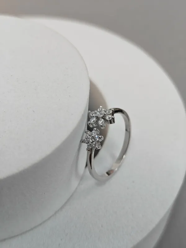 Silver_Round_Stone_Ring_For_Female