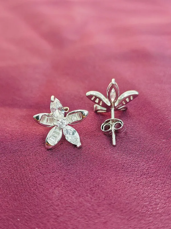 Silver_Crystal_Stud_Earrings_Elegant_And_Sparkling_Finish_For_Female