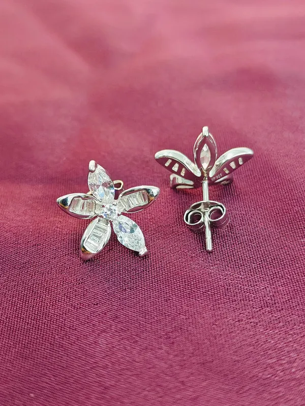 Silver_Crystal_Stud_Earrings_Elegant_And_Sparkling_Finish_For_Female