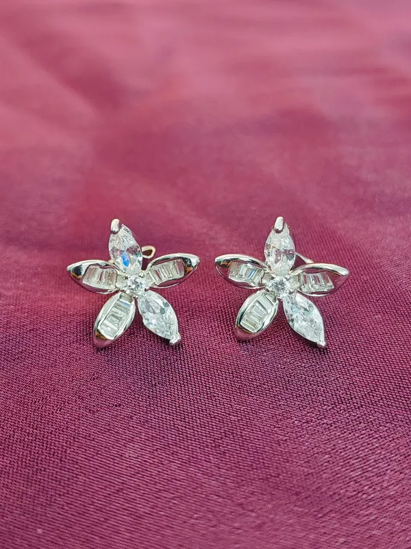 Silver_Crystal_Stud_Earrings_Elegant_And_Sparkling_Finish_For_Female