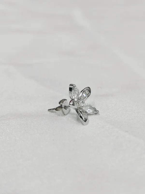 Silver_Crystal_Stud_Earrings_Elegant_And_Sparkling_Finish_For_Female