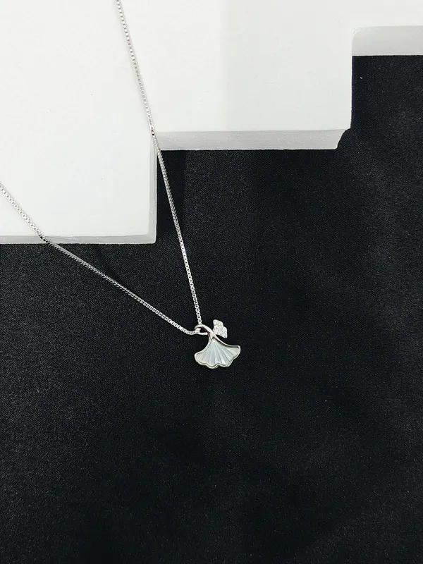 Silver_Modern_Pendant_Chain_For_Female