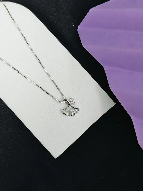 Silver_Modern_Pendant_Chain_For_Female