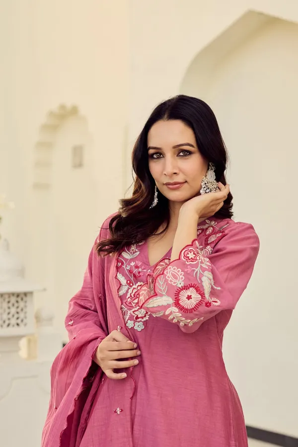 Pink_Georgette_Floral_Embroidered_Straight_Kurti_Pant_Set_For_Women