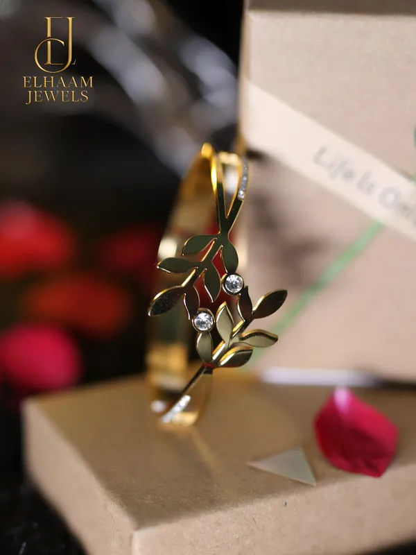 Gold_Traditional_Leaf_Elegance_Bracelet_For_Women