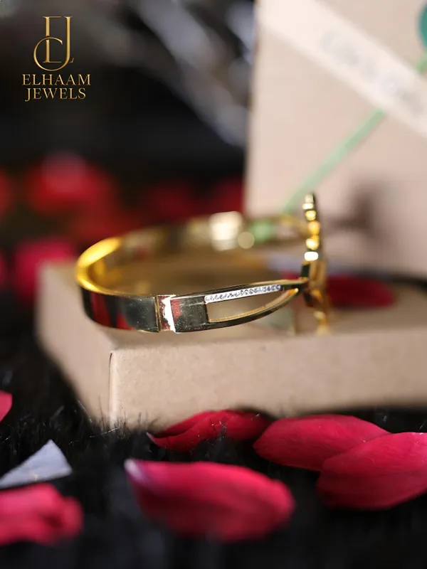 Gold_Traditional_Leaf_Elegance_Bracelet_For_Women