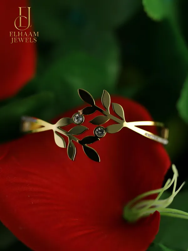 Gold_Traditional_Leaf_Elegance_Bracelet_For_Women