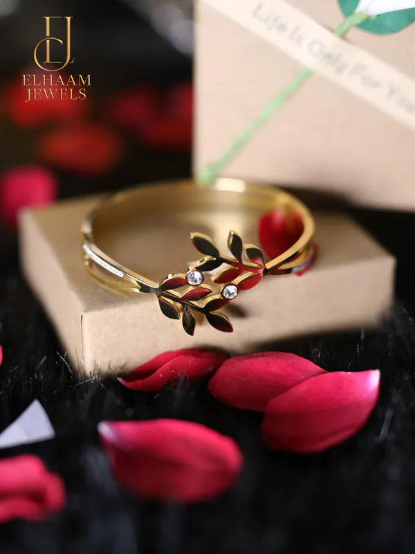 Gold_Traditional_Leaf_Elegance_Bracelet_For_Women