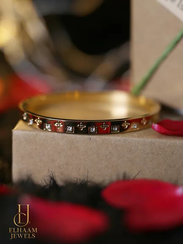 Gold_Traditional_Royal_Grace_Gold_Plated_Stone_Studded_Bangle_For_Women