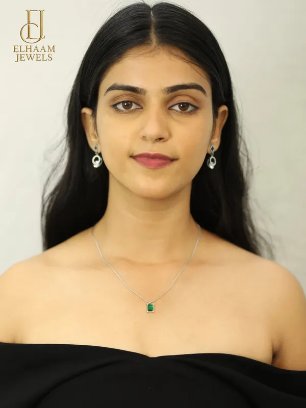 Gold_Traditional_Emerald_Green_Stone_Silverplated_Pendant_Necklace_For_Women
