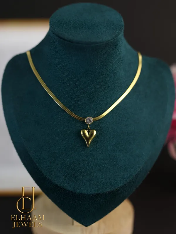 Gold_Traditional_Heart_Pendant_Necklace_With_Crystal_Charm_For_Women