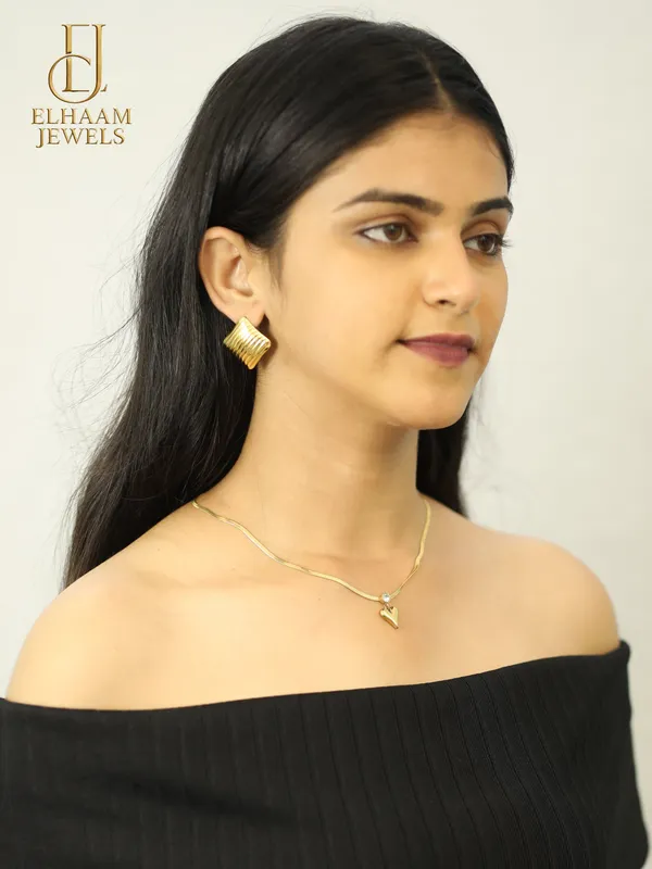 Gold_Traditional_Heart_Pendant_Necklace_With_Crystal_Charm_For_Women