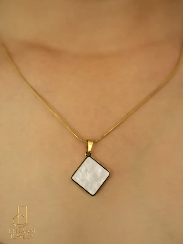 Gold_Traditional_Mother_Of_Pearl_Elegance_Pendant_Necklace_For_Women