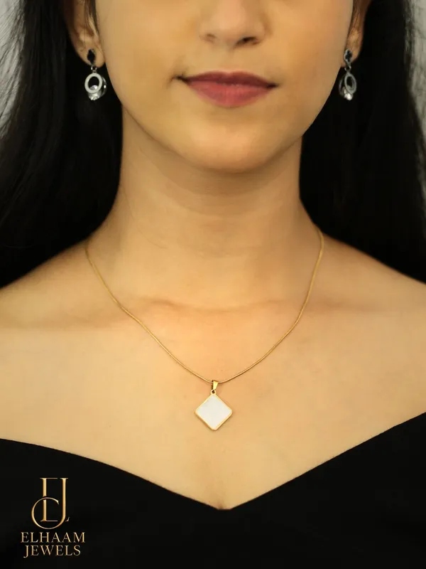 Gold_Traditional_Mother_Of_Pearl_Elegance_Pendant_Necklace_For_Women
