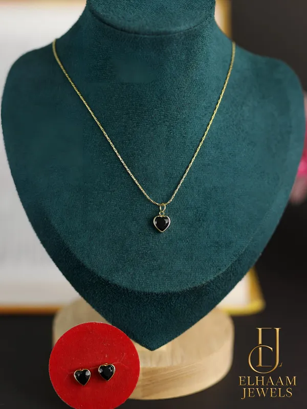 Gold_Traditional_Black_Heart_Golden_Pendant_Necklace_&_Stud_Earring_Set_For_Women