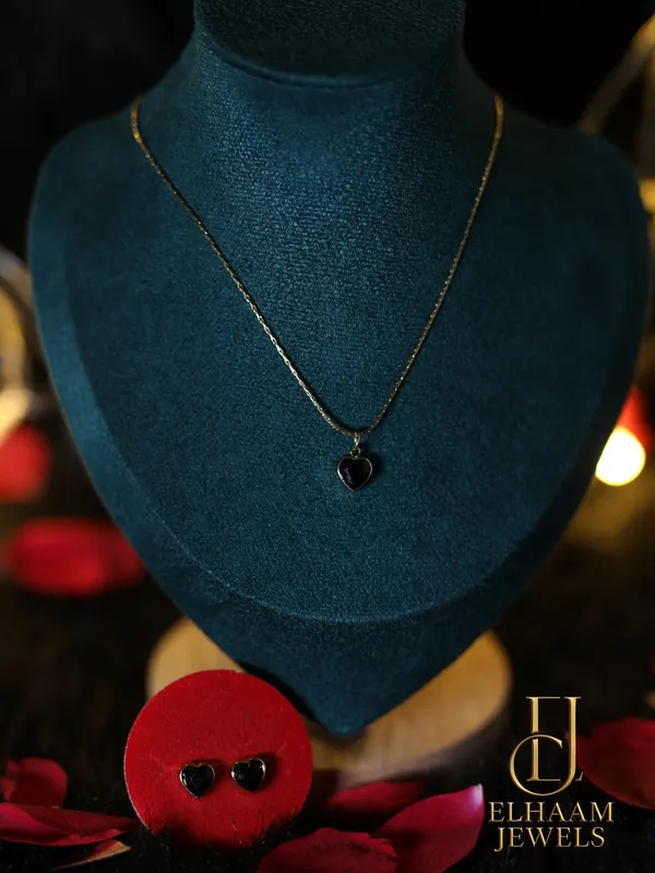 Gold_Traditional_Black_Heart_Golden_Pendant_Necklace_&_Stud_Earring_Set_For_Women