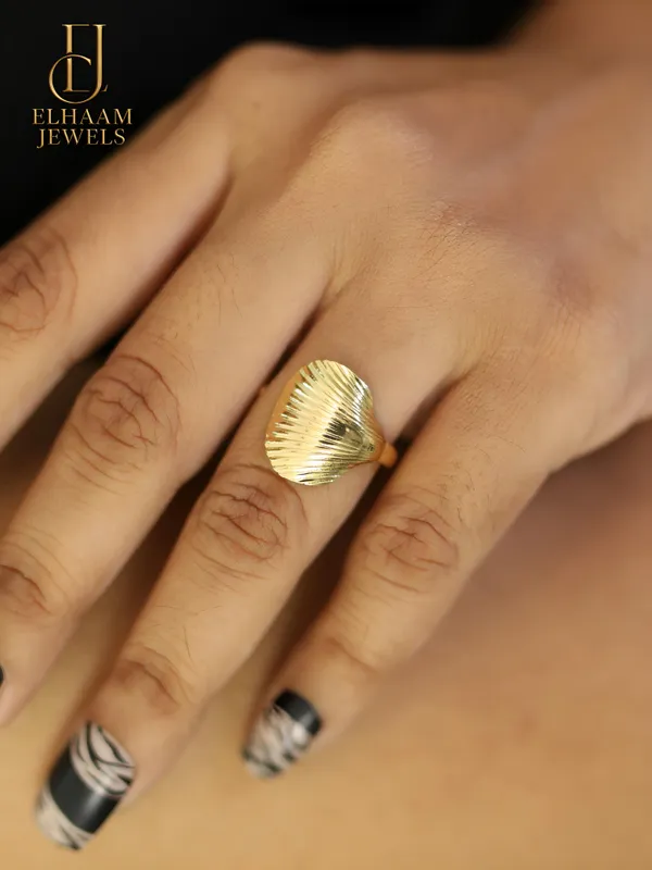 Gold_Traditional_Shell_Elegance_Ring_For_Women