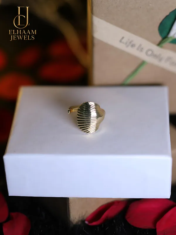 Gold_Traditional_Shell_Elegance_Ring_For_Women