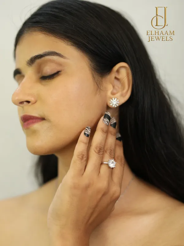 Silver_Traditional_Classic_Round_Solitaire_Silver_Ring_For_Women