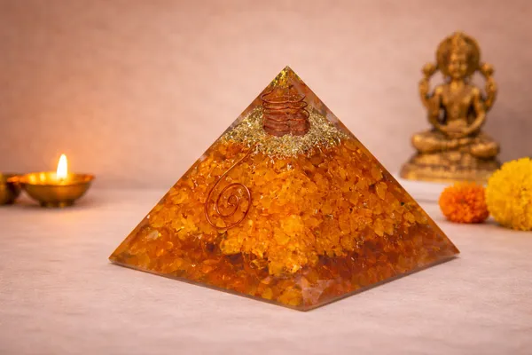 Vyapar_Vriddhi_Wealth_Power_Combo_–_Vyapar_Vriddhi_Yantra_On_Raw_Pyrite_Frame_With_Citrine_Pyramid