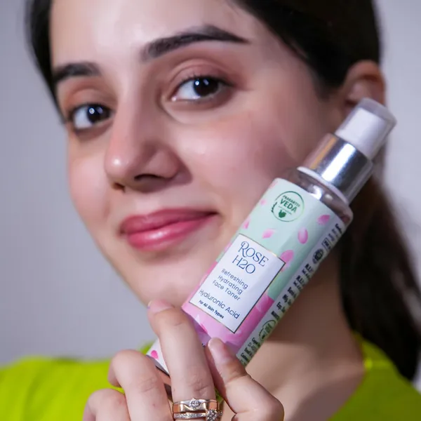 Rose_Water_100Ml_|_With_Niacinamide,_Kojic_Acid,_Vitamin_C_And_E,_White_Curcumin