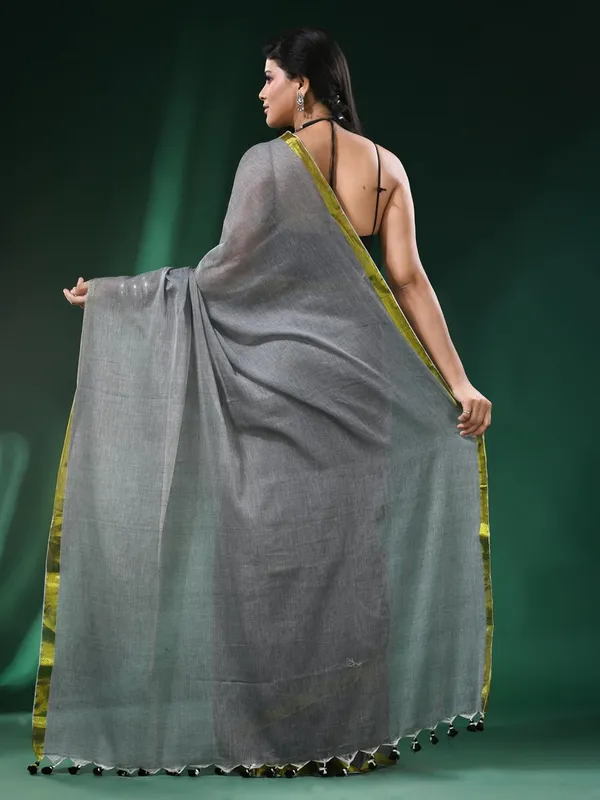 Grey_Pure_Mulmul_Cotton_Plain_In_Saree_With_Zari_Border_For_Women
