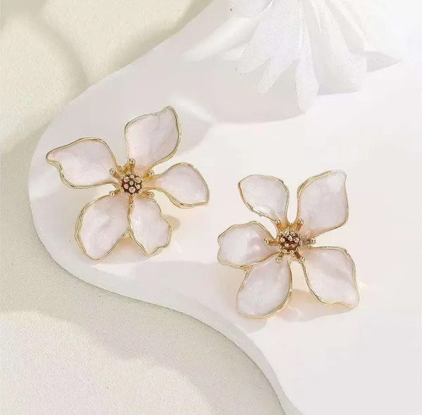 Pearlique_Studs