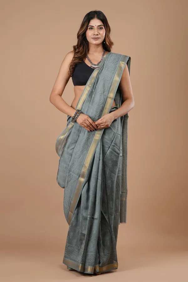 Grey_Maheshwari_Silk_Premium_Saree_With_Unstitched_Blouse_For_Women