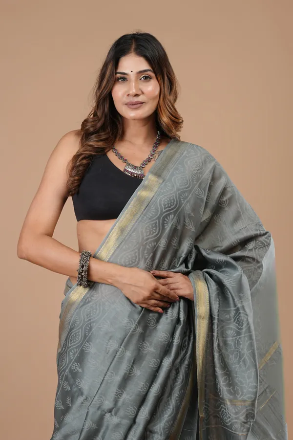 Grey_Maheshwari_Silk_Premium_Saree_With_Unstitched_Blouse_For_Women
