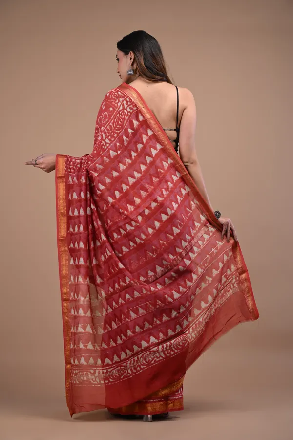 Red_Maheshwari_Silk_Premium_Saree_With_Unstitched_Blouse_For_Women
