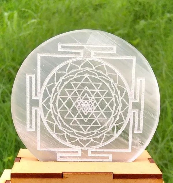 Selenite_Shri_Yantra_Charging_Plate_For_Reiki,_Crystal_Cleansing_And_Spiritual_Decorative_Showpiece_-_8_Cm