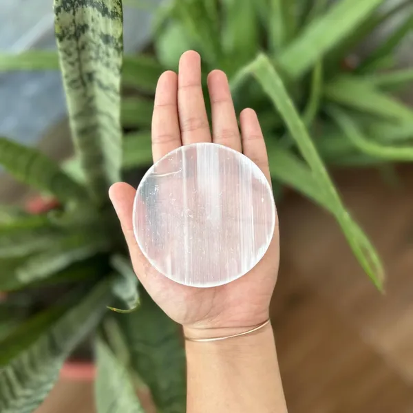 Selenite_Charging_Plate_Crystal_Premium_Handcrafted_3-4_Inch_White_Polished_Stone_For_Meditation,_Chakra_Healing,_Energy_Cleansing,_And_Home_Decor_Natural_Healing_Crystal_Gift_(Round)