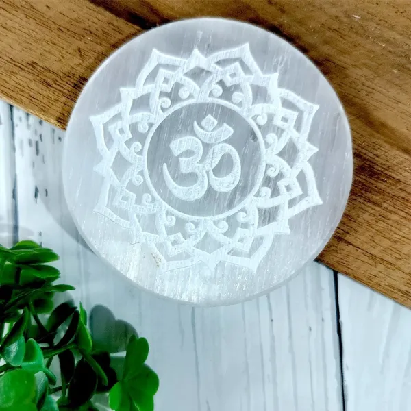 Om_Selenite_Crystal_Charging_Plate_For_Charging_Crystal_And_Stone_For_Vastu_Decorative_Showpiece_-_8_Cm